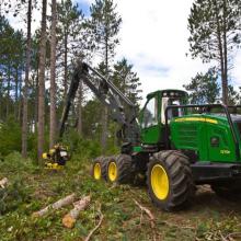 На российском рынке появилась новинка от компании John Deere - харвестерная головка H413
