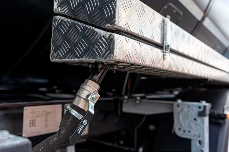 Нефтевоз 32 м3 с вынесенной осью