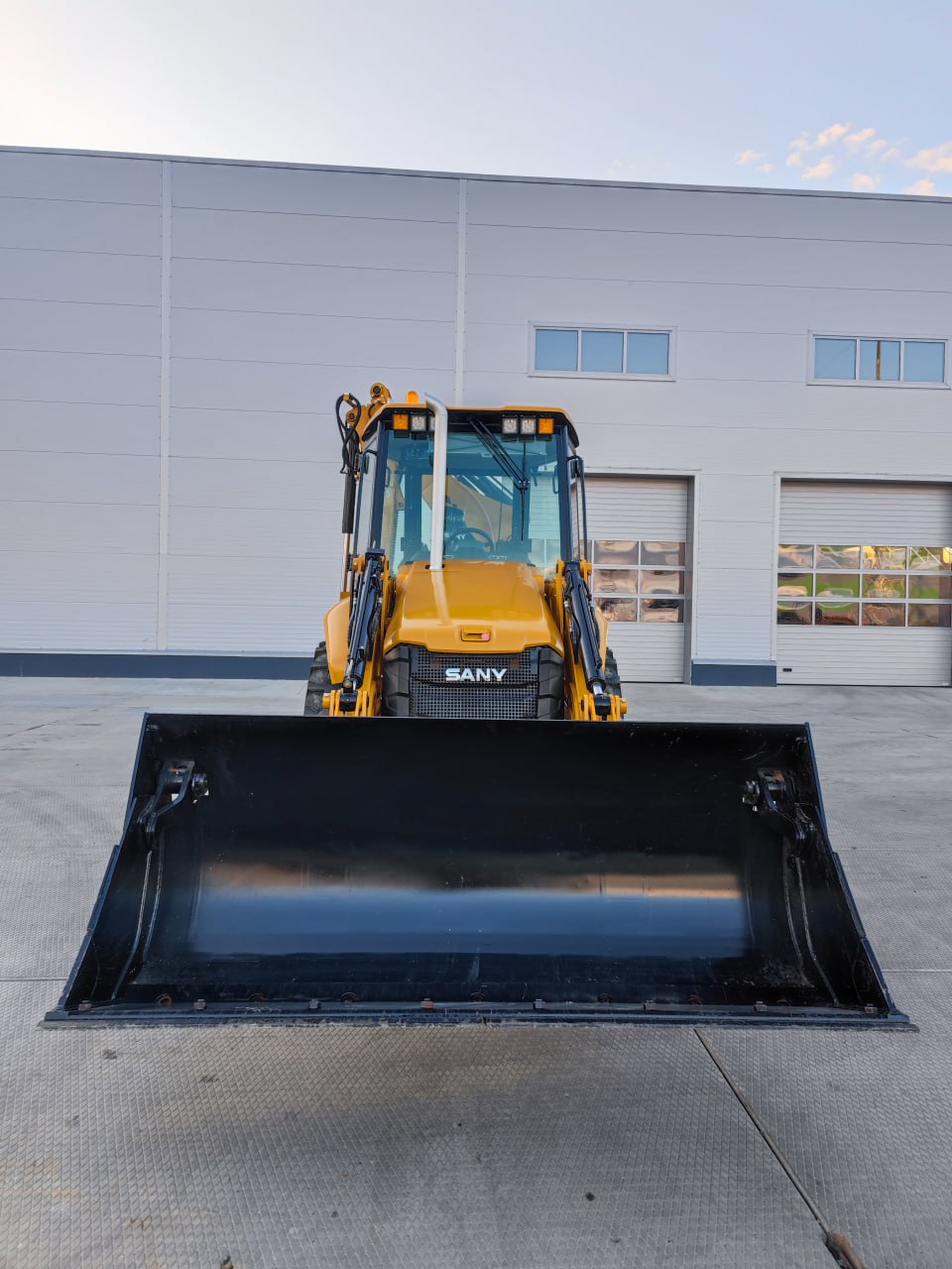 Экскаватор-погрузчик SANY BHL95