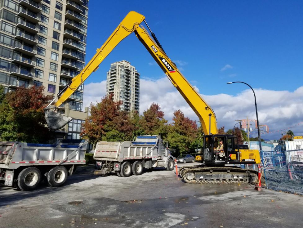 Экскаватор SY215C с длинной стрелой