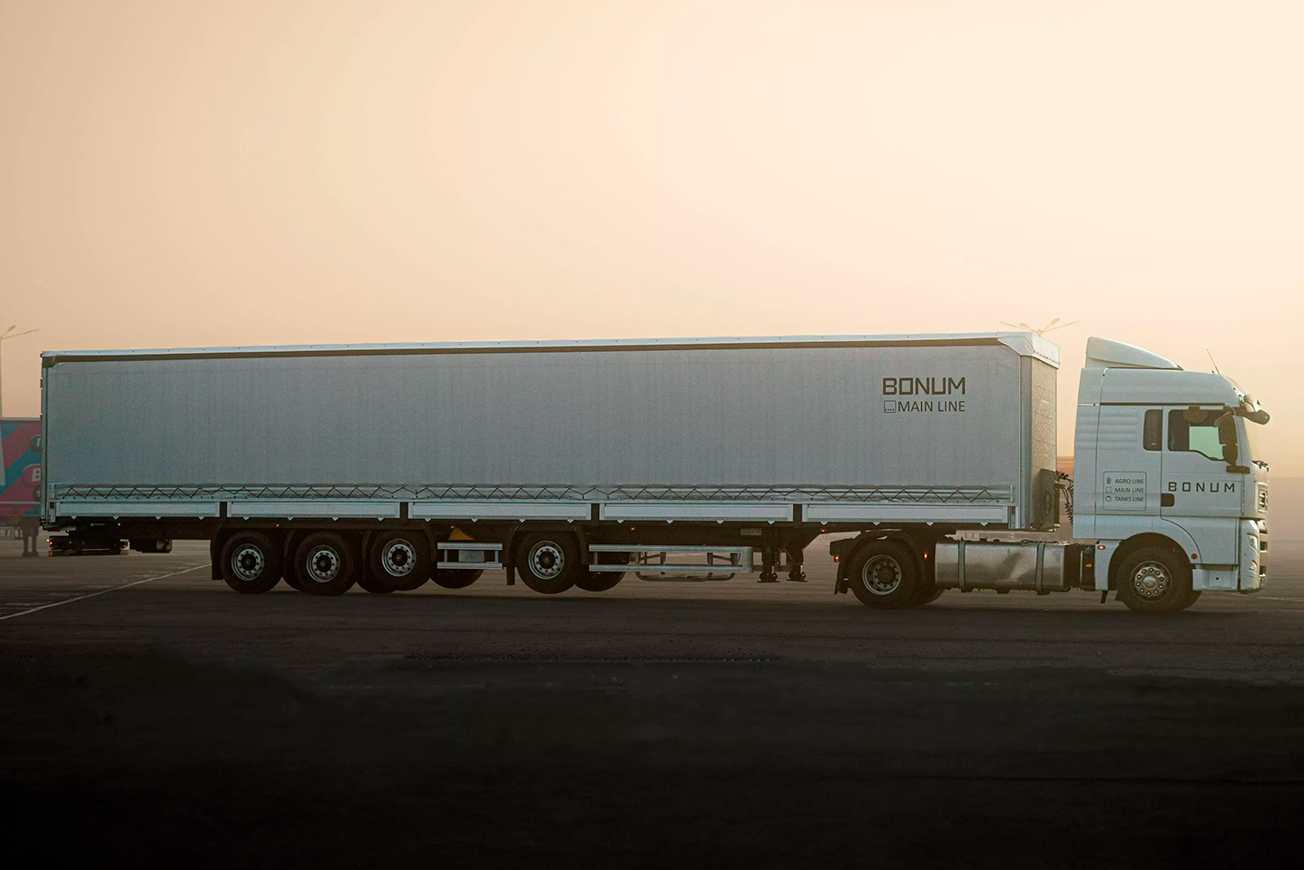 Шторно-бортовой полуприцеп 16,52 м с вынесенной осью