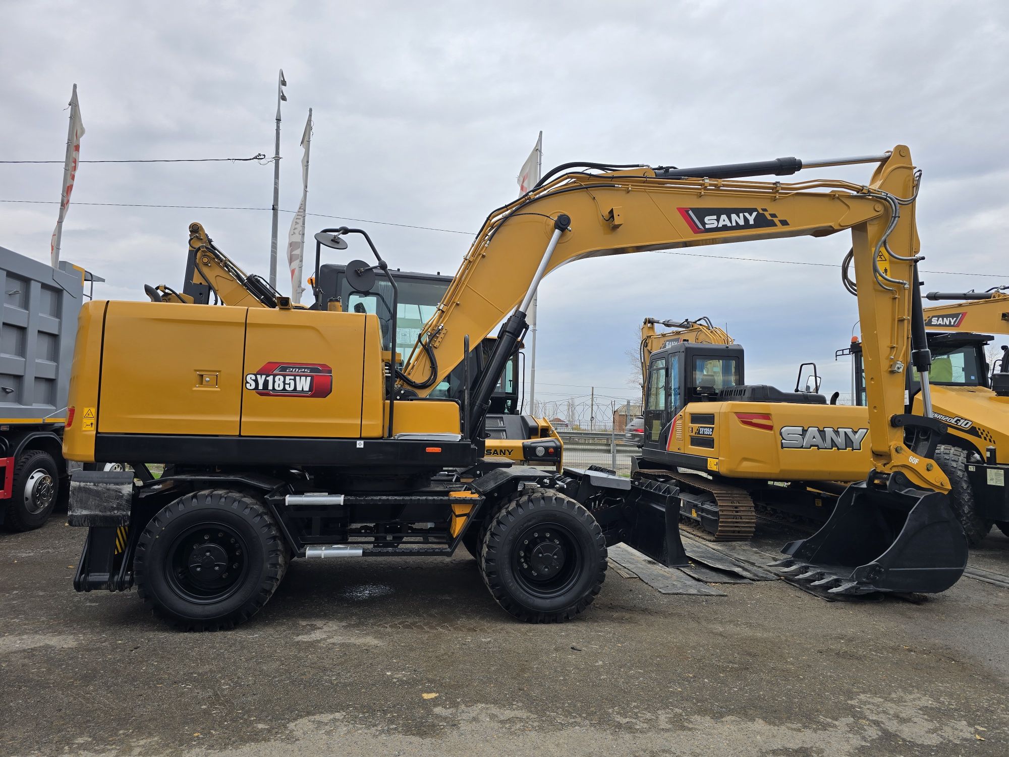 Колёсный экскаватор SANY SY185W