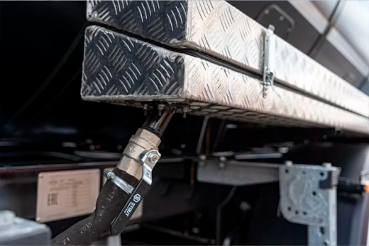 Нефтевоз 32 м3 с вынесенной осью