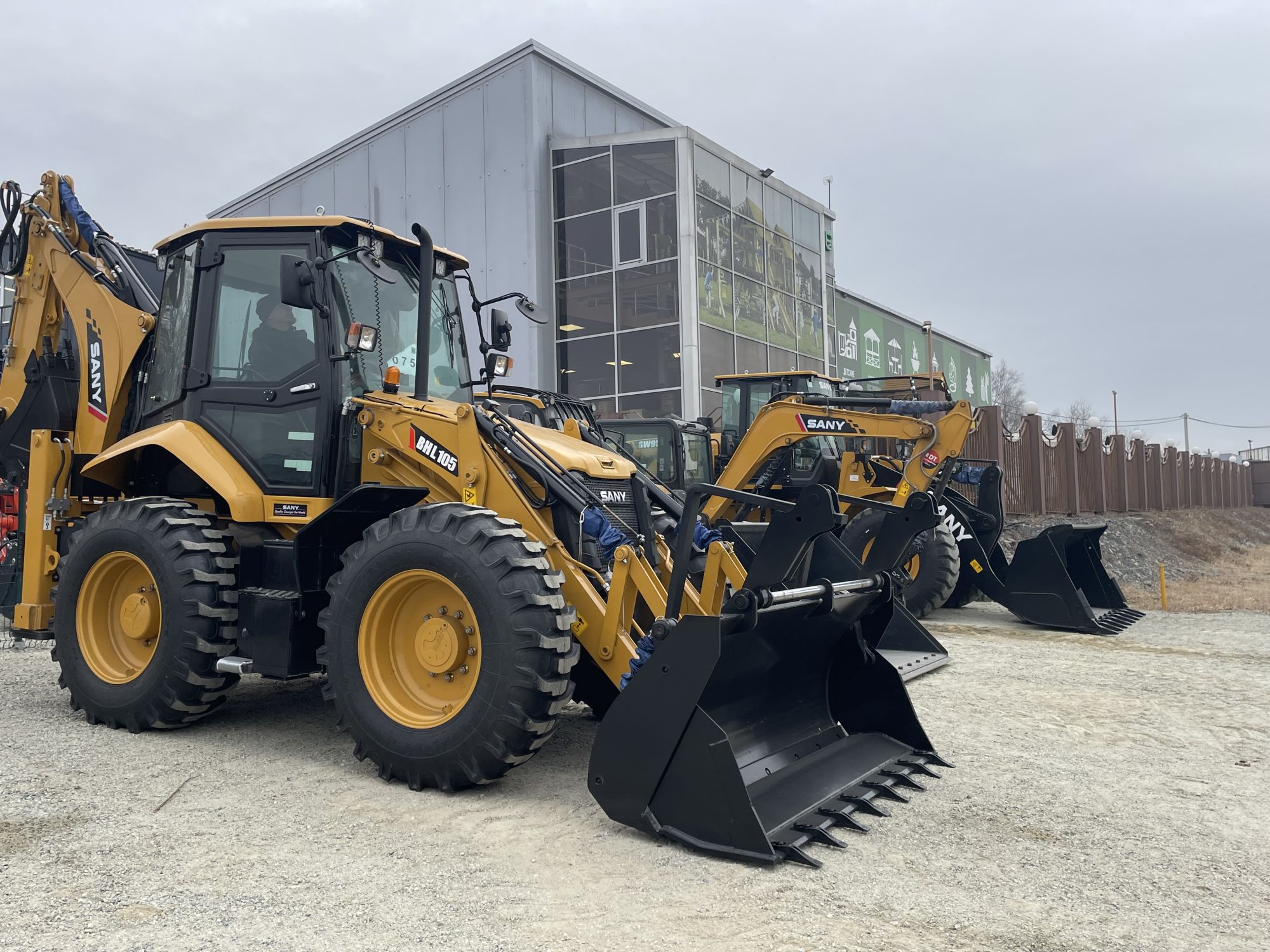 Экскаватор-погрузчик SANY BHL105